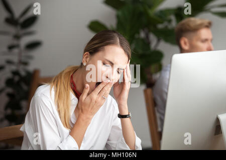 Ennuyer two businesswomen de bâiller au sentiment de travail manque de s Banque D'Images