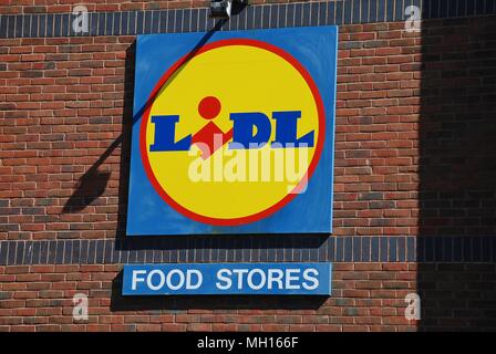 Inscrivez-vous à l'extérieur d'une branche de l'allemand de la distribution Lidl à Folkestone dans le Kent, Angleterre le 6 juillet 2008. Banque D'Images