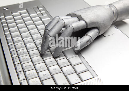 Robot futuriste frappe la main et travailler avec clavier d'ordinateur portable. Bras mécanique avec ordinateur Banque D'Images