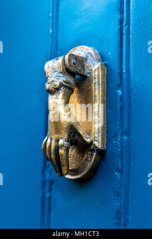 Un heurtoir en forme de main sur une porte bleue, London, UK Banque D'Images