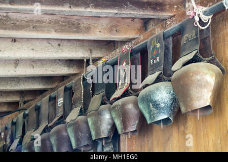 Vieilles cloches suspendues dans une grange en Suisse Banque D'Images