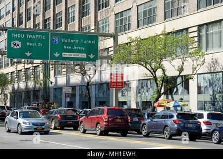 Les automobilistes s'alignent sur Canal Street à Tribeca afin qu'ils puissent entrer dans le Holland Tunnel, qui relie New York à New Jersey. Banque D'Images