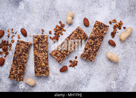 Barres granola fait maison avec des écrous. Banque D'Images