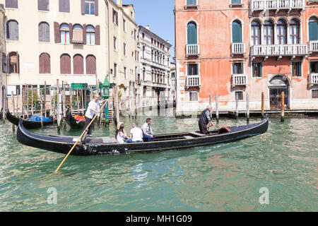 Passage des habitants du Grand Canal dans un traghetto gondola ( ramé par deux gondoliers utilisée pour passer de l'autre côté entre les ponts) à San à Banque D'Images