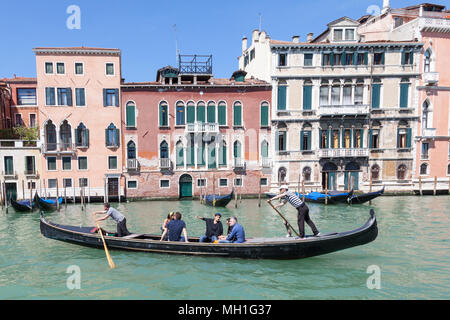 (Traghetto gondola ramé par deux gondoliers) traversée en ferry, Grand Canal San Toma, San Polo, Venise, Vénétie, Italie utilisée pour le canal cros entre brid Banque D'Images