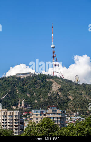 Tbilissi, la tour de télévision sur le mont Mtatsminda - Géorgie. Banque D'Images