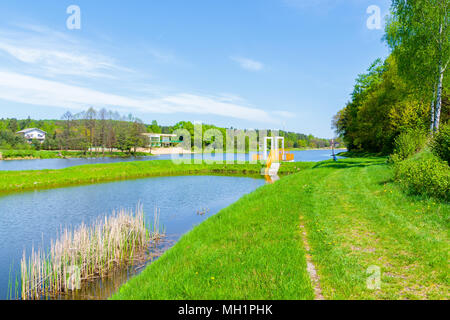 Petit lac dans la saison du printemps près de village, Slovénie Pologne Banque D'Images