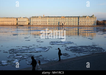 La dérive sur la rivière Neva contre le Palais d'hiver à Saint-Pétersbourg, Russie Banque D'Images