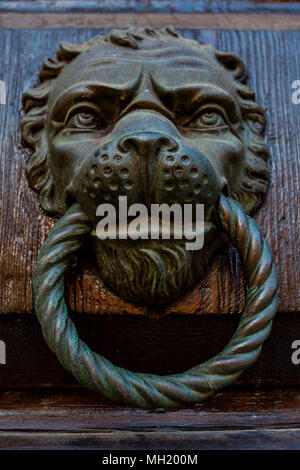 Heurtoir antique avec tête de lion et de l'anneau, Venise Banque D'Images