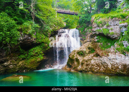 Somme cascade de Radovna qui traverse les gorges de Vintgar, parc national du Triglav, Alpes Juliennes, en Slovénie. Somme pont en bois cascade Canyon Vintgar Banque D'Images