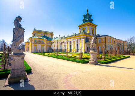 Le royal Palais de Wilanów à Varsovie, en Pologne, avec des jardins, des statues et de la rivière autour de lui. Banque D'Images