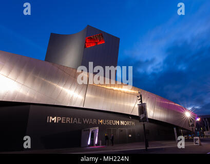 Imperial War Museum North à Salford Quays, Trafford, Greater Manchester, Royaume-Uni le 26 avril 2018. Dans le eveining avec l'air shard affichage balcon whic Banque D'Images