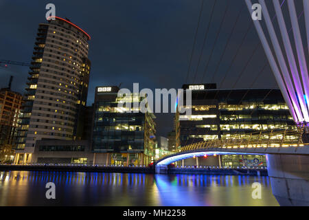 Vue de la nuit de l'oscillation de MediaCityUk pont menant à l'échelle de Media City et le bureau de la BBC bâtiments vue du côté du sud du Manchester Ship Banque D'Images