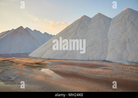 Les tas de sel au coucher du soleil à Salinas de Es Trenc accessible à Es Trenc salines dans Campos (Majorque, Iles Baléares, Espagne) Banque D'Images