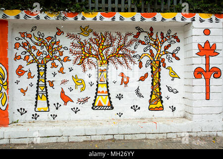 Beaux-arts de l'Université de Dacca (FFA) étudiant à leur mur peintures institut pour célébrer le Nouvel An 1425 Bengali à venir à Dhaka, au Bangladesh. Banque D'Images