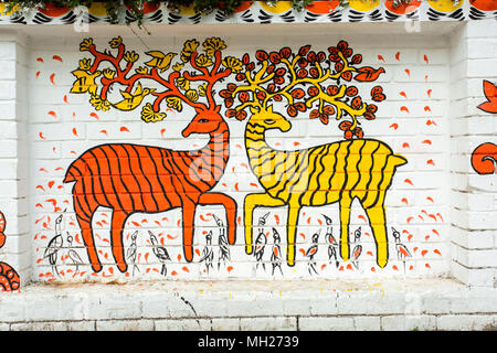 Beaux-arts de l'Université de Dacca (FFA) étudiant à leur mur peintures institut pour célébrer le Nouvel An 1425 Bengali à venir à Dhaka, au Bangladesh. Banque D'Images