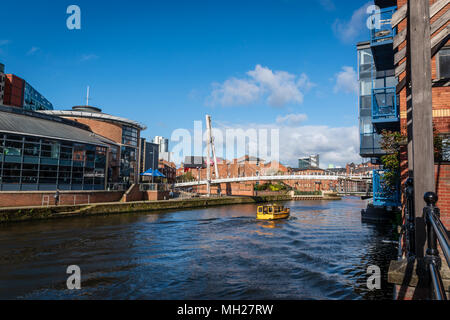 Un taxi d'eau croisières le long de la rivière Aire dans le centre de Leeds, Royaume-Uni Banque D'Images