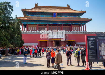 Musée du Palais, la Cité Interdite, Pékin, Chine - des foules de touristes se rassemblent à la porte de la divine puissance. Ouvriers d'effectuer des réparations au-dessus de la sortie. Banque D'Images