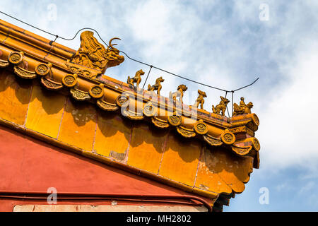 Détail de décorations de toit impérial chinois ou du toit ou toit charmes-figures dans la glaçure jaune ornant une crête de toit dans la Cité Interdite, Pékin, Chine Banque D'Images