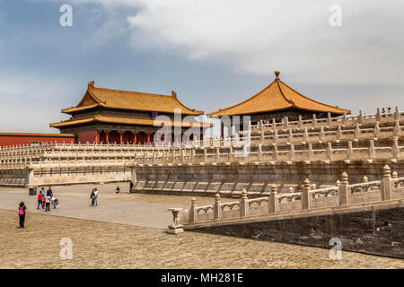 Au-dessus d'une terrasse à trois niveaux de marbre se trouve le hall du centre de l'harmonie avec le hall de préserver l'harmonie derrière. La Cité Interdite, Beijing, Chine. Banque D'Images