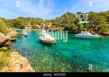 Les bateaux de pêche typiques d'un ancrage dans belle baie Cala Figuera village, l'île de Majorque, Espagne Banque D'Images