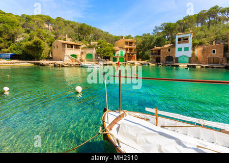 Bateau de pêche typique d'un ancrage dans belle baie Cala Figuera village, l'île de Majorque, Espagne Banque D'Images