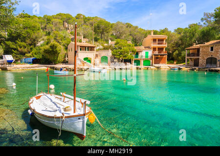 Bateau de pêche typique d'un ancrage dans belle baie Cala Figuera village, l'île de Majorque, Espagne Banque D'Images