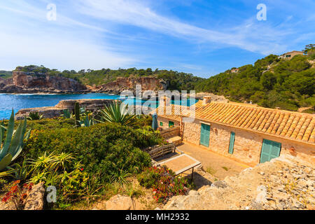 Maison en pierre typique dans la belle baie avec plage, Cala S'Almunia, l'île de Majorque, Espagne Banque D'Images
