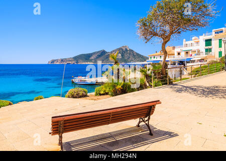 Vue sur mer depuis le banc de la promenade côtière de Sant Elm en ville, l'île de Majorque, Espagne Banque D'Images