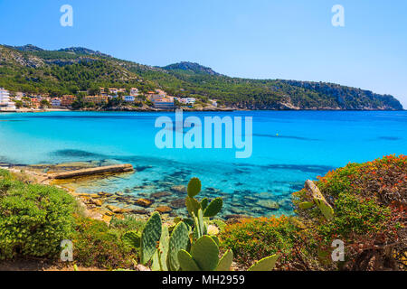 Belle vue mer côte de l'île de Majorque en Espagne, ville de Sant Elm Banque D'Images