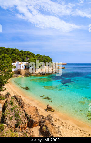 Belle vue sur la baie de Cala Gat avec plage, l'île de Majorque, Espagne Banque D'Images