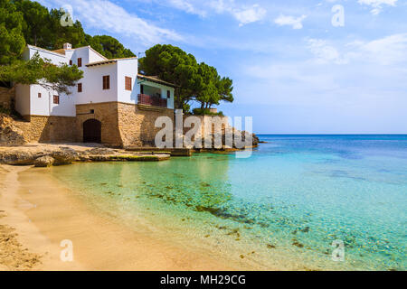 Belle vue sur la baie de Cala Gat avec plage et maison sur la côte, l'île de Majorque, Espagne Banque D'Images