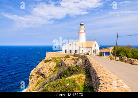 Phare sur haute falaise au-dessus de la mer à Cala Ratjada, Majorque, île, Espagne Banque D'Images