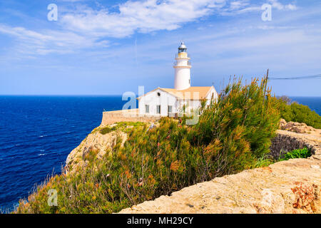 Phare sur haute falaise au-dessus de la mer à Cala Ratjada, Majorque, île, Espagne Banque D'Images