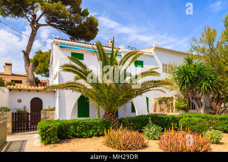 Maisons typiques dans petit village sur la côte de l'île de Majorque, près de Cala Ratjada, Espagne Banque D'Images