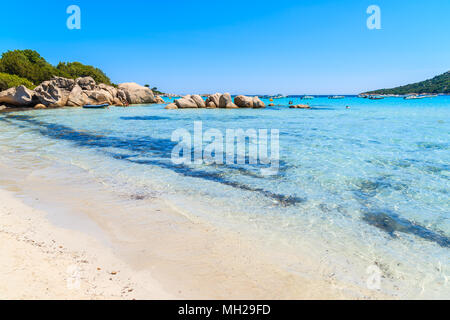 Roches sur belle plage de Santa giulia, Corse, France Banque D'Images