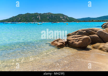 Roches sur belle plage de Santa giulia, Corse, France Banque D'Images