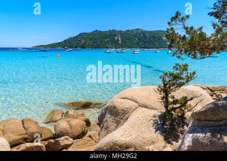 Roches sur belle plage de Santa giulia, Corse, France Banque D'Images