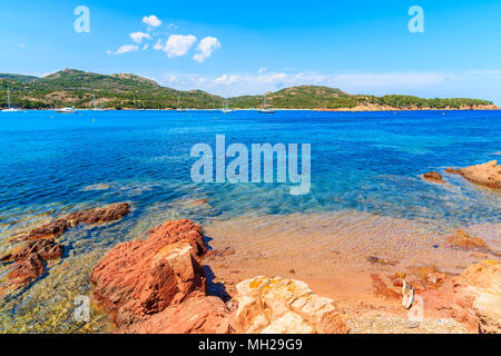 Les roches de couleur rouge sur la magnifique plage de Santa giulia, Corse, France Banque D'Images