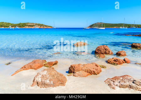 Roches sur belle plage de Santa giulia, Corse, France Banque D'Images