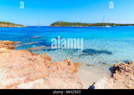 Roches sur belle plage de Santa giulia, Corse, France Banque D'Images