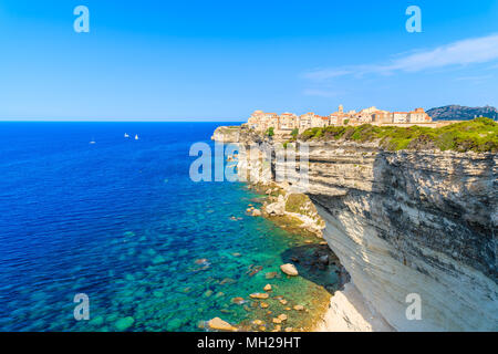 Vue de Bonifacio ville située sur la haute falaise au-dessus de la mer, Corse, France Banque D'Images