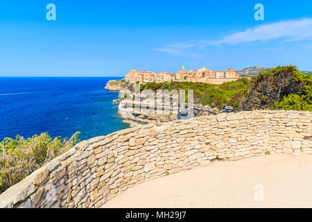 Près de Bonifacio vue situé sur la ville haute falaise au-dessus de la mer, Corse, France Banque D'Images