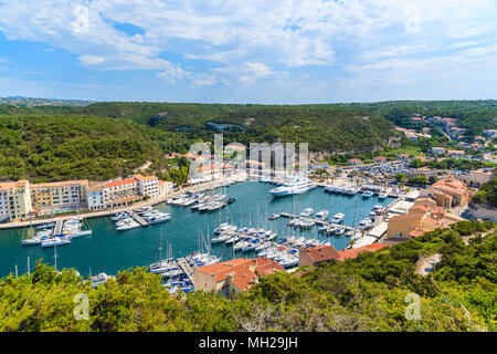 Vue de Bonifacio port avec voiliers et yachts de luxe, Corse, France Banque D'Images