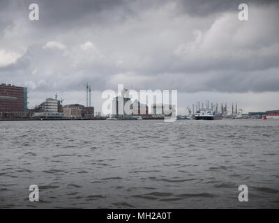 Lac IJ, Oosterdok, avec Sea Palace restaurant et basilique de St Nicholas dans l'arrière-plan, Amsterdam, Pays-Bas Banque D'Images