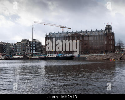 Lac IJ, Oosterdok, avec Sea Palace restaurant et basilique de St Nicholas dans l'arrière-plan, Amsterdam, Pays-Bas Banque D'Images