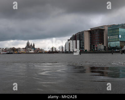 Lac IJ, Oosterdok, avec Sea Palace restaurant et basilique de St Nicholas dans l'arrière-plan, Amsterdam, Pays-Bas Banque D'Images