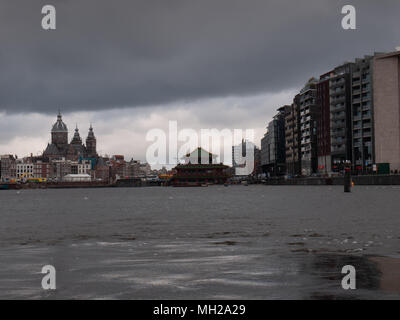 Lac IJ, Oosterdok, avec Sea Palace restaurant et basilique de St Nicholas dans l'arrière-plan, Amsterdam, Pays-Bas Banque D'Images