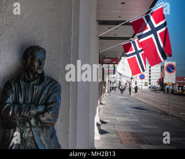 Drapeaux norvégien à partir d'un bâtiment avec la statue de Varg Veum, personnage de romans policiers par auteur Gunnar Staalesen Banque D'Images