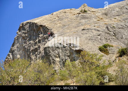 Les grimpeurs pratiquant sur la falaise. La Crimée Banque D'Images